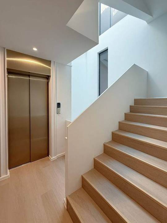 Pridi 14 Townhome & Home Office: Private lift and staircase