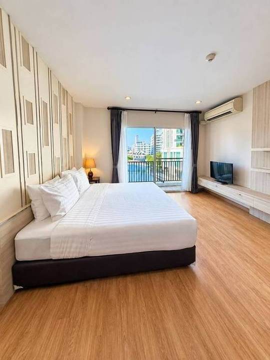 Thonglor Residence 21 · 2-Bedroom: Master bedroom with balcony