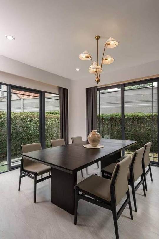 Baan Klang Muang Classe Sukhumvit 77 · Corner Townhome: Dining room with garden views