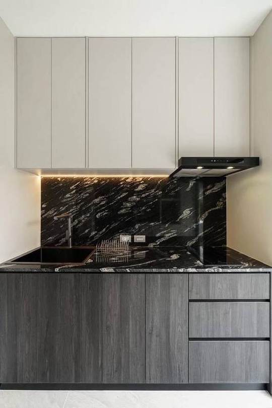 Baan Klang Muang Classe Sukhumvit 77 · Corner Townhome: Kitchen with induction hob and hood
