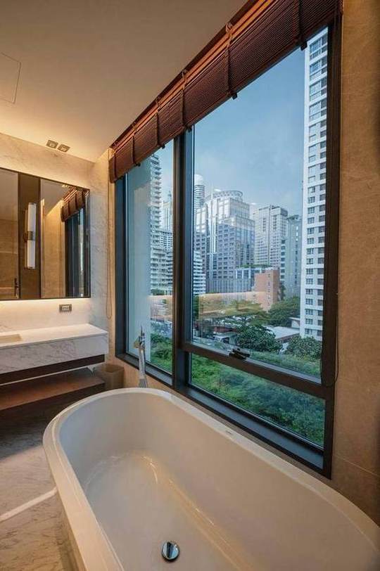 Sindhorn Residence: Bathroom
