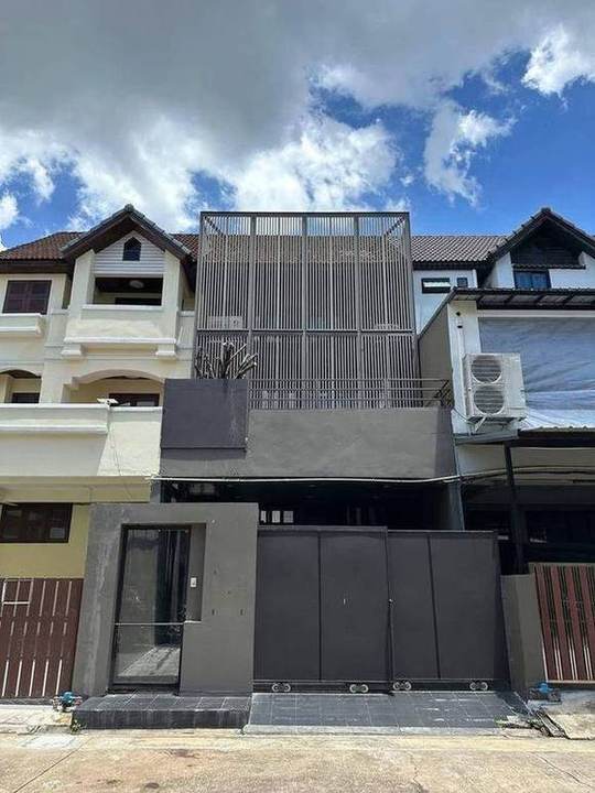 Rama 9 Soi 19 Designer Home Office