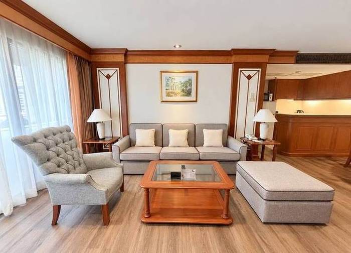 Bliston Suwan Park View · 1-Bedroom: Living area and kitchen counter