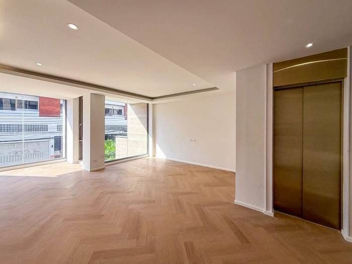 Pridi 14 Townhome & Home Office: Room with floor-to-ceiling glass