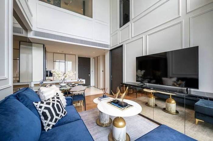 Beatniq Sukhumvit 32 · Duplex, 27th–28th Floor: Living room with floor-to-ceiling glass