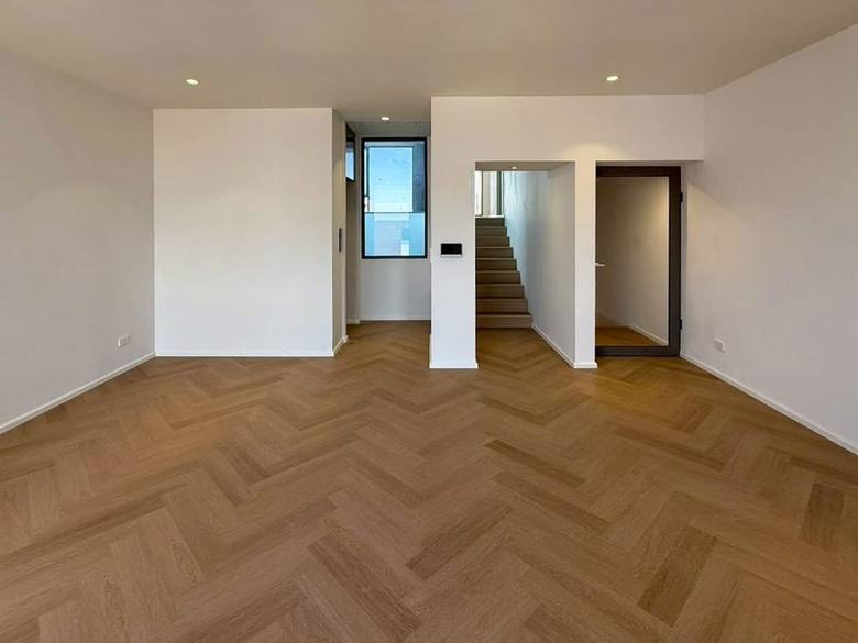 Pridi 14 Townhome & Home Office: Room with cove lighting