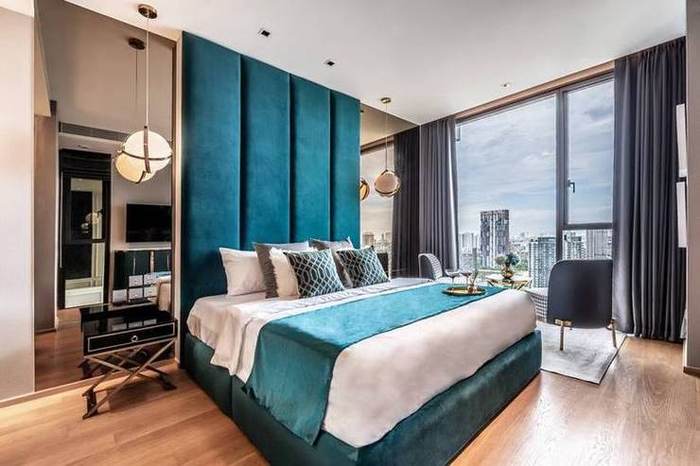 Beatniq Sukhumvit 32 · Duplex, 27th–28th Floor: Master bedroom with city view