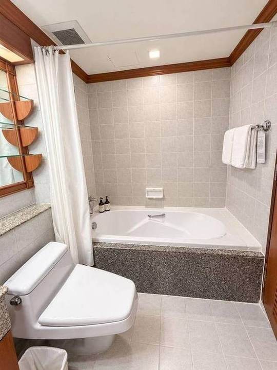 Bliston Suwan Park View · 1-Bedroom: Bathroom with bathtub