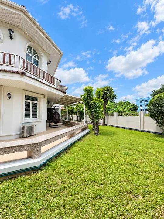 Sukhumvit 107 (Bearing) · Pool Villa: Covered terrace and lawn