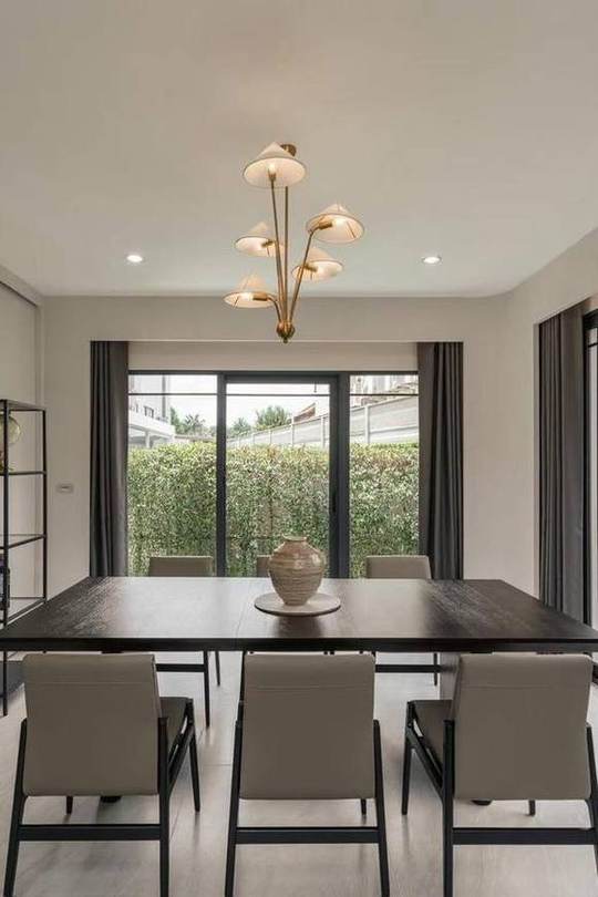 Baan Klang Muang Classe Sukhumvit 77 · Corner Townhome: Dining for six