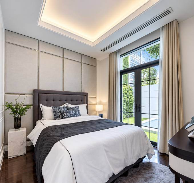 Ekkamai 22 · Ultra-Luxury Pool House: Ground-floor bedroom facing the pool