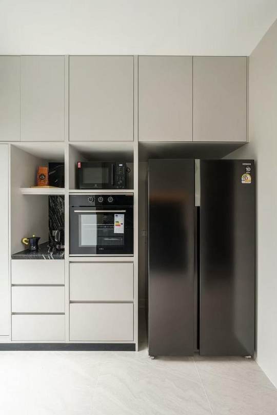 Baan Klang Muang Classe Sukhumvit 77 · Corner Townhome: Built-in oven, microwave and fridge