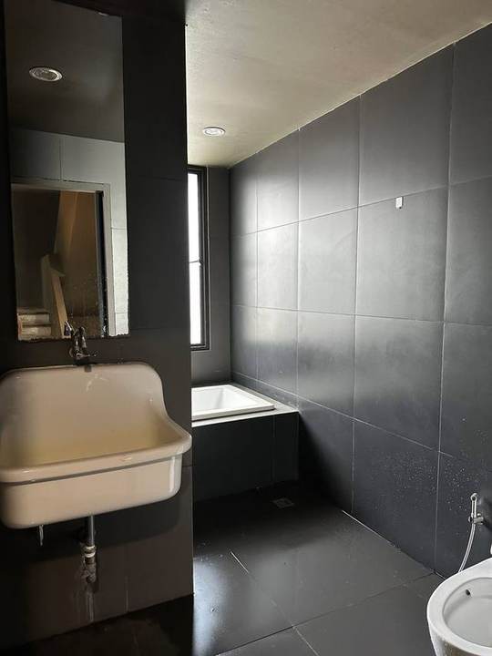 Rama 9 Soi 19 Designer Home Office: Bathroom