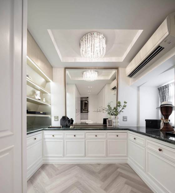 Ekkamai 22 · Ultra-Luxury Pool House: Dressing room with vanity