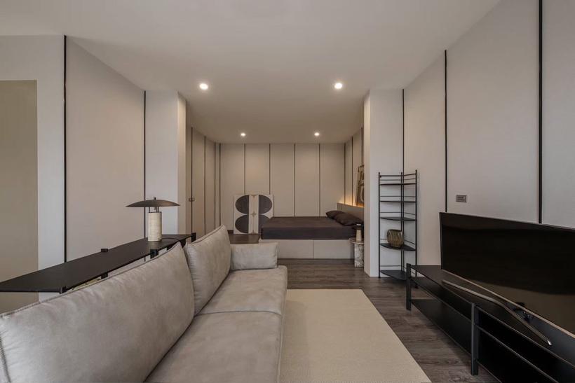 Baan Klang Muang Classe Sukhumvit 77 · Corner Townhome: Master suite with sitting area