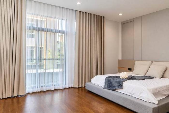 The Gentry Sukhumvit 101 · Pet-friendly House: Master bedroom with floor-to-ceiling window