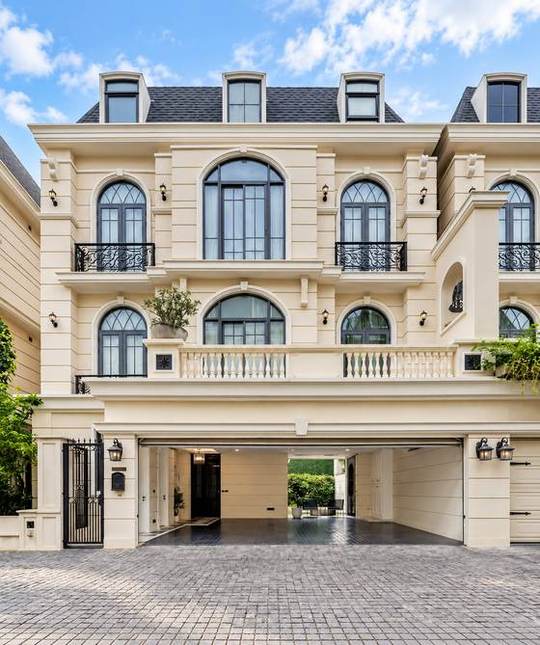 Ekkamai 22 · Ultra-Luxury Pool House