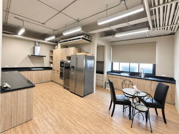 Thong Lo 23 · 5-Storey Residence: 4th floor: kitchen and dining area