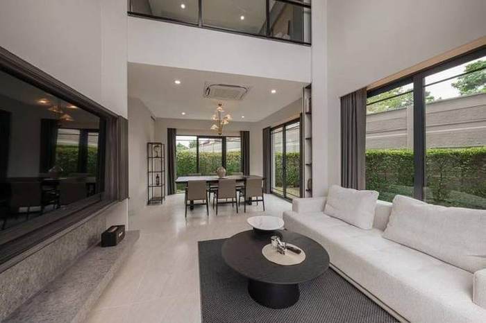 Baan Klang Muang Classe Sukhumvit 77 · Corner Townhome: Double-height living room opening to the dining room