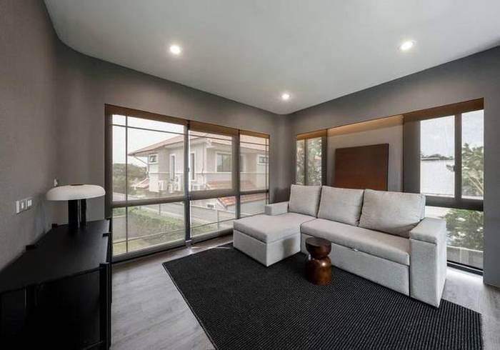 Baan Klang Muang Classe Sukhumvit 77 · Corner Townhome: Upstairs family room