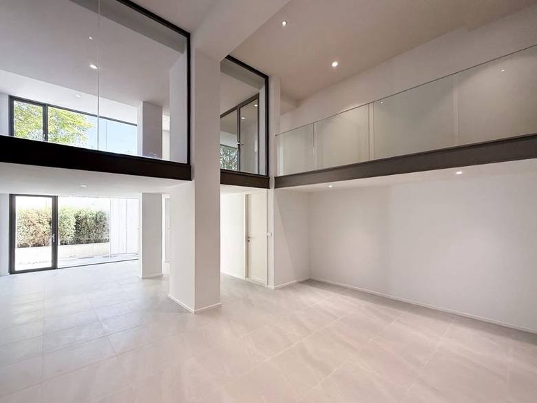 Pridi 14 Townhome & Home Office: Double-height entry hall