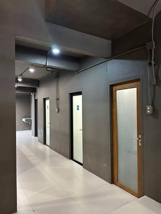 Rama 9 Soi 19 Designer Home Office: Corridor and toilets