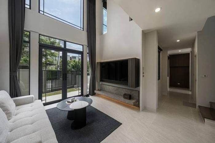 Baan Klang Muang Classe Sukhumvit 77 · Corner Townhome: Living room with garden doors