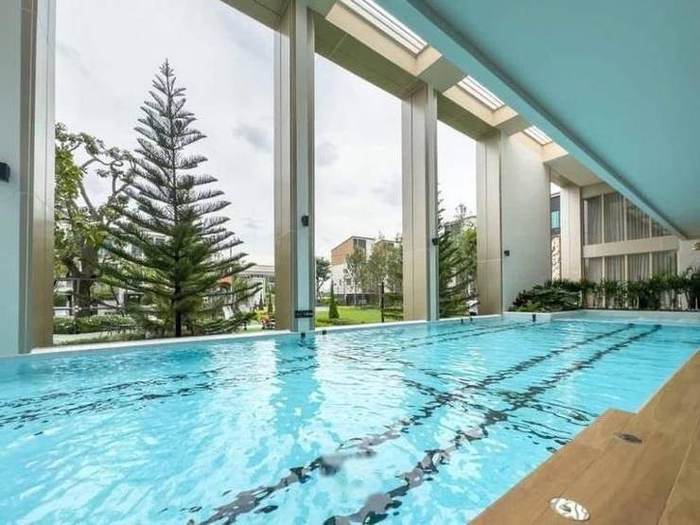 Baan Klang Muang Classe Sukhumvit 77 · Corner Townhome: Project swimming pool