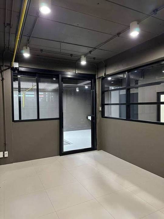 Rama 9 Soi 19 Designer Home Office: Work room with glass partitions