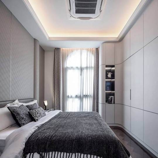 Ekkamai 22 · Ultra-Luxury Pool House: Bedroom with arched window