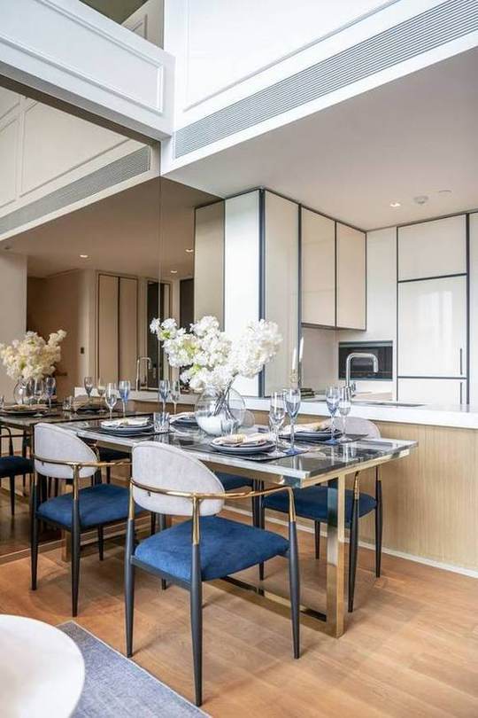 Beatniq Sukhumvit 32 · Duplex, 27th–28th Floor: Dining area and Küppersbusch kitchen