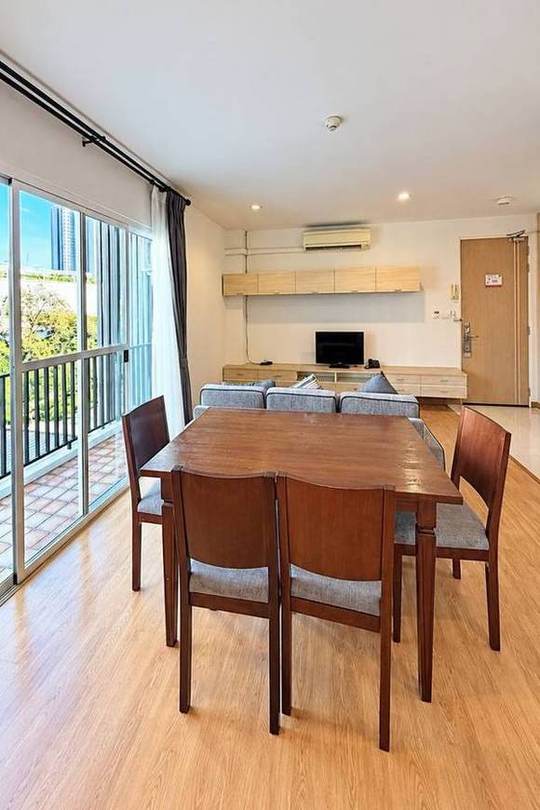 Thonglor Residence 21 · 2-Bedroom: Dining area and balcony