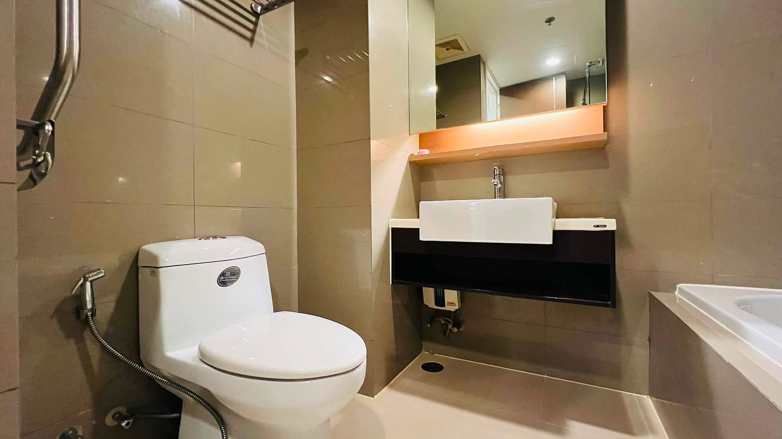 15 Sukhumvit Residences: Bathroom