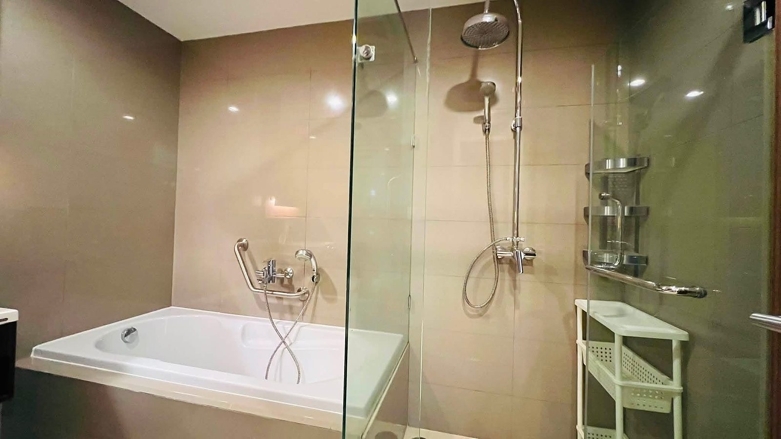 15 Sukhumvit Residences: Bathtub and shower