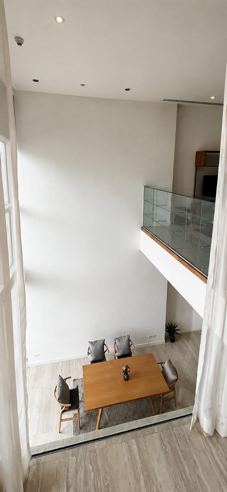 185 Rajadamri: Dining area from mezzanine