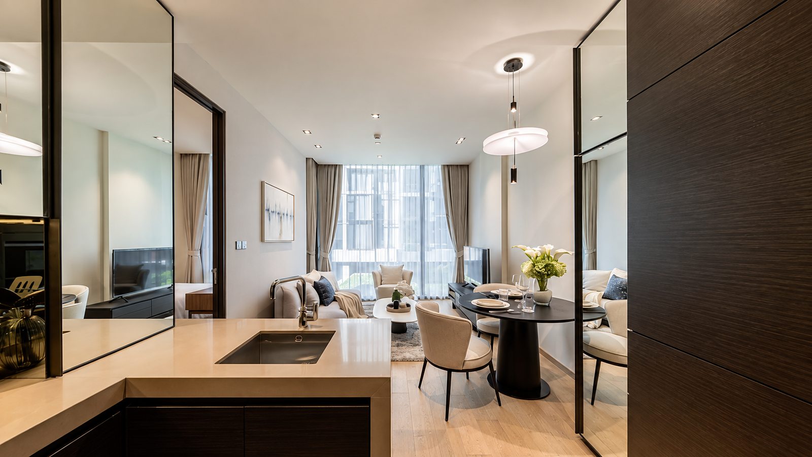 28 Chidlom: Kitchen and dining area