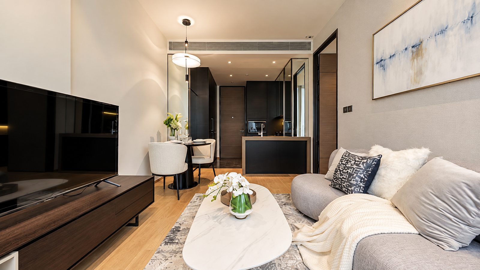28 Chidlom: Living and dining area
