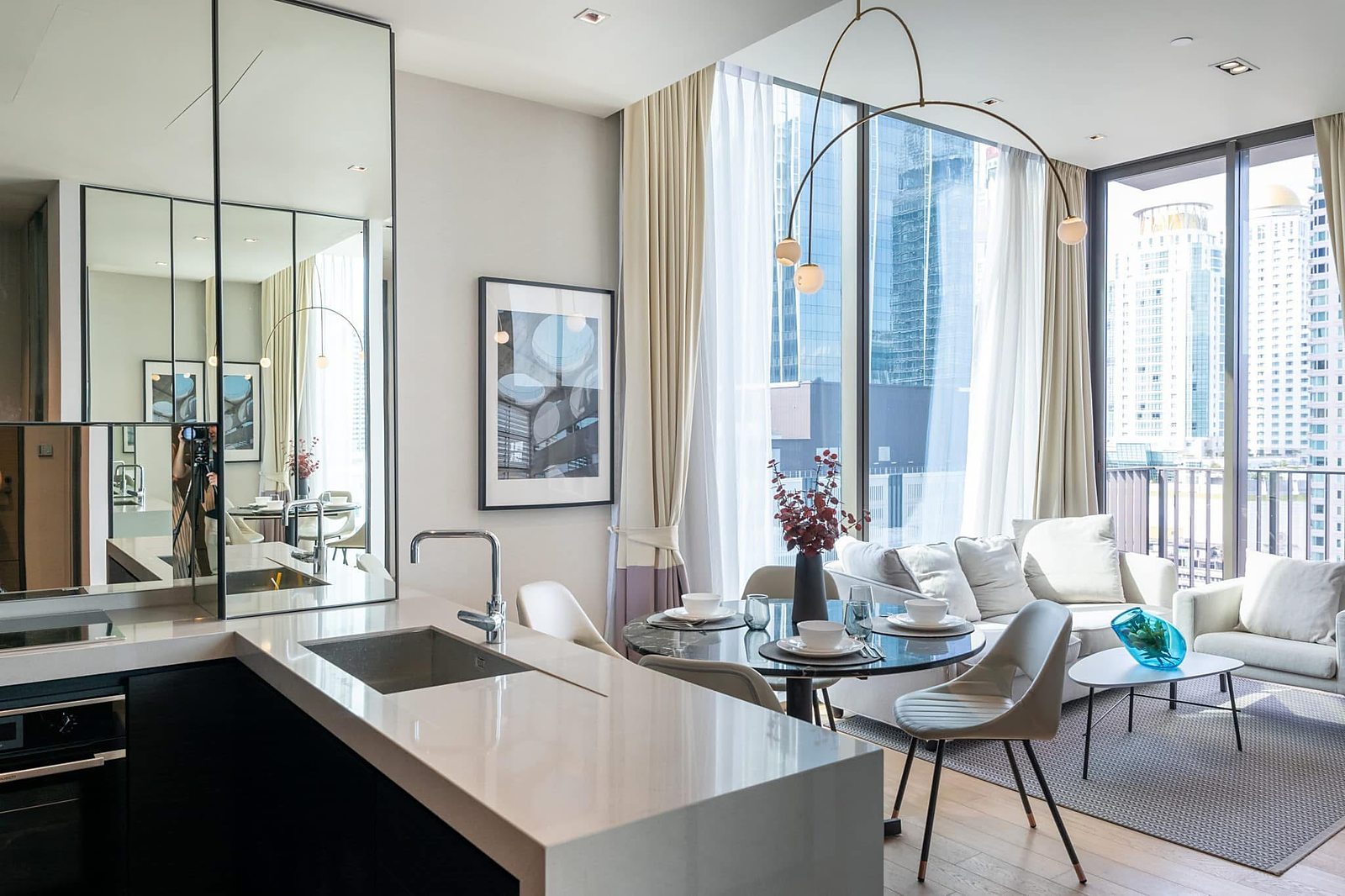 28 Chidlom: Living and dining area
