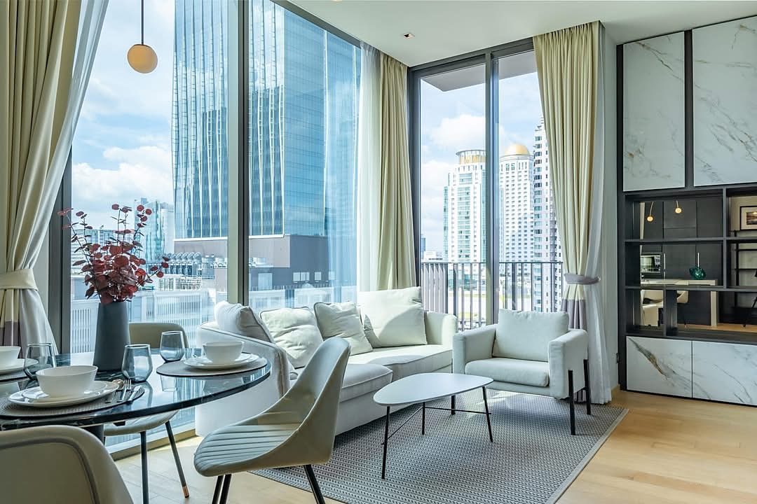 28 Chidlom: Living and dining area
