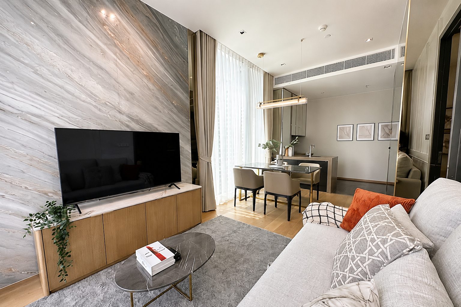 28 Chidlom: Living area and dining