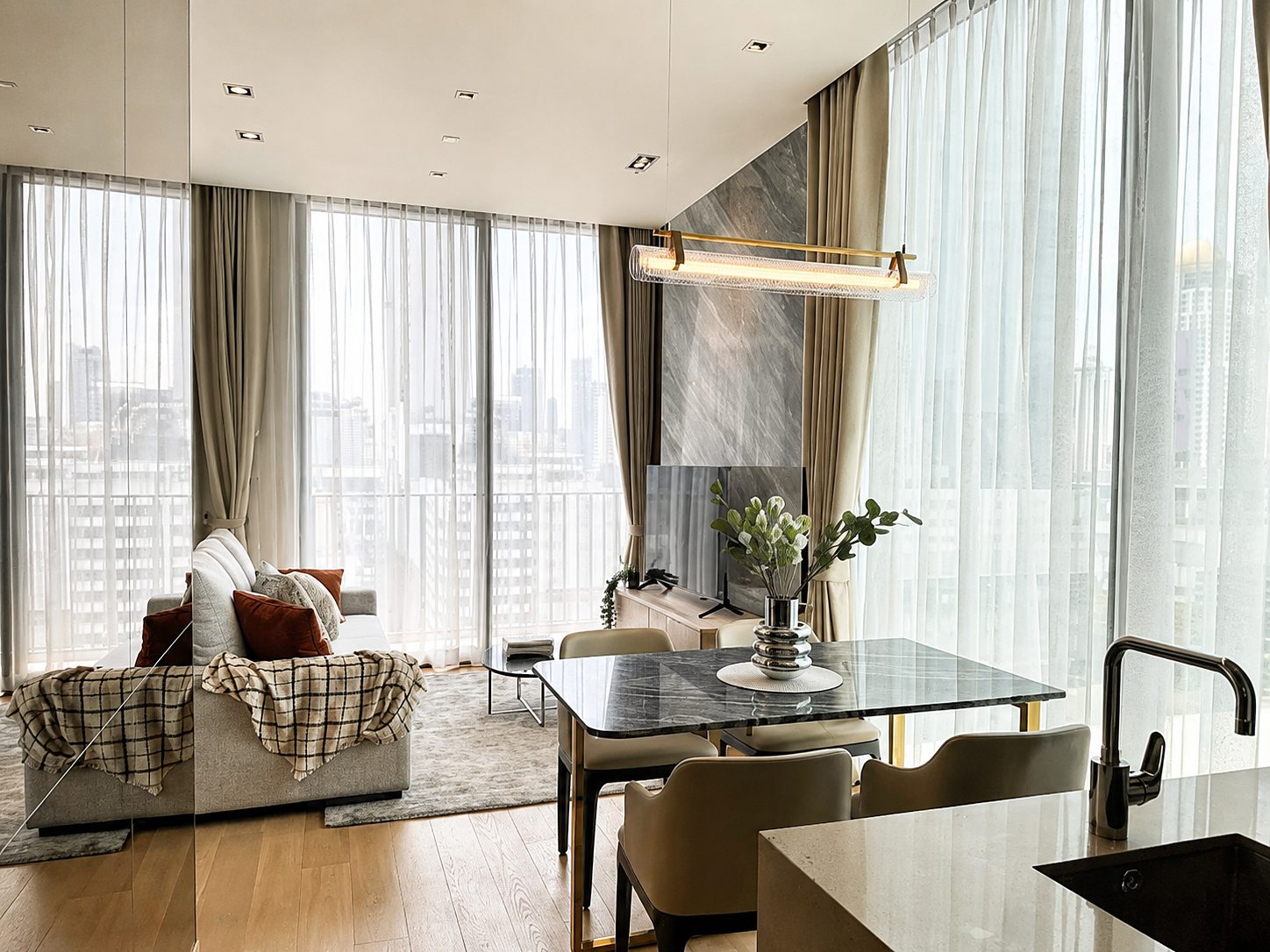 28 Chidlom: Open living and dining