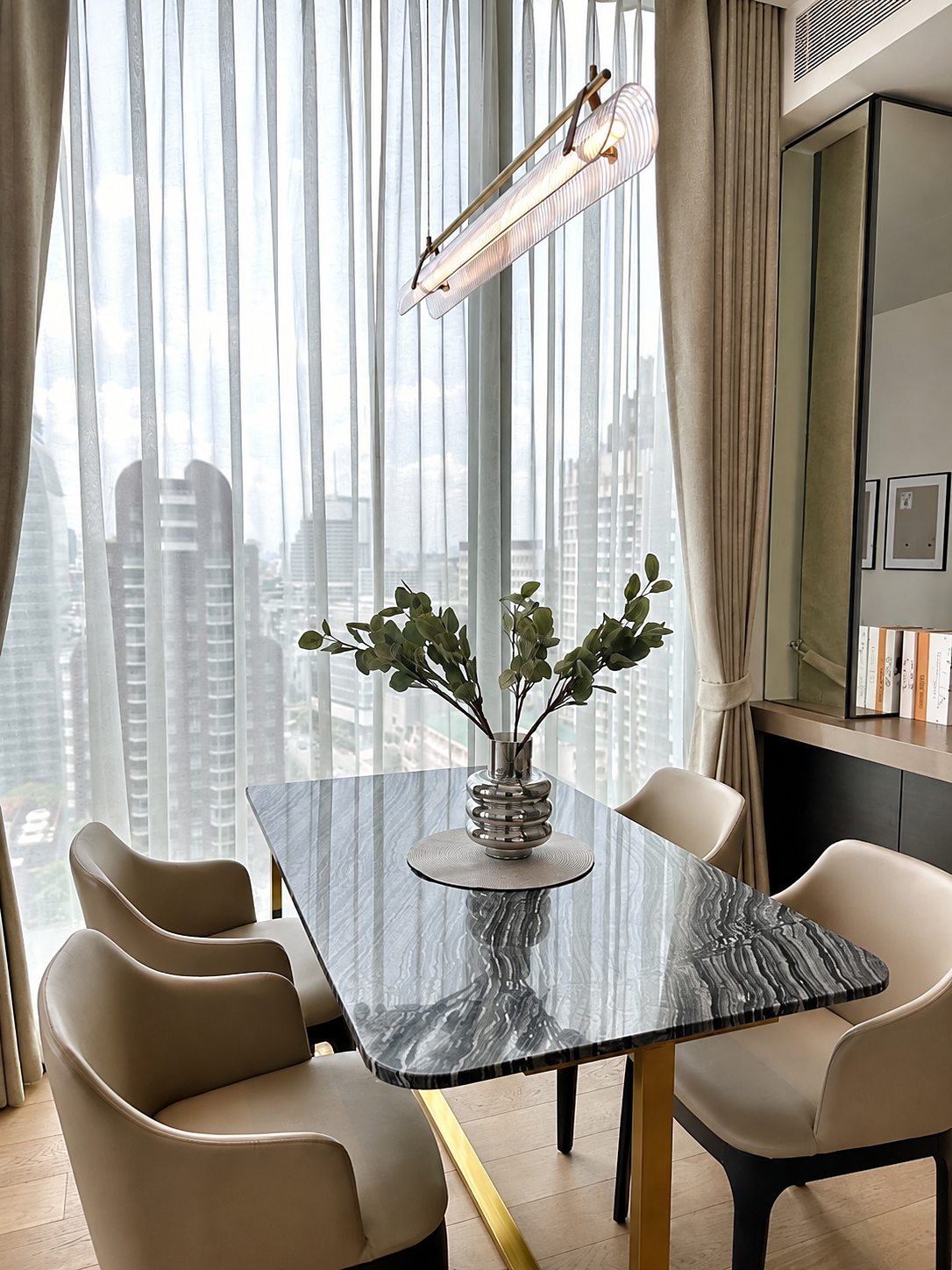 28 Chidlom: Marble dining table