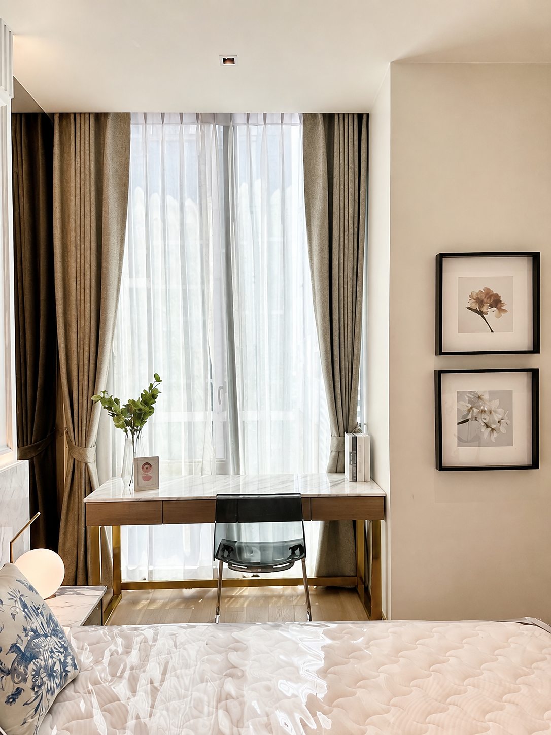 28 Chidlom: Bedroom work desk
