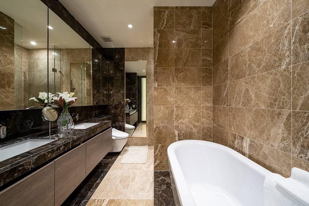 28 Chidlom: Bathroom with bathtub