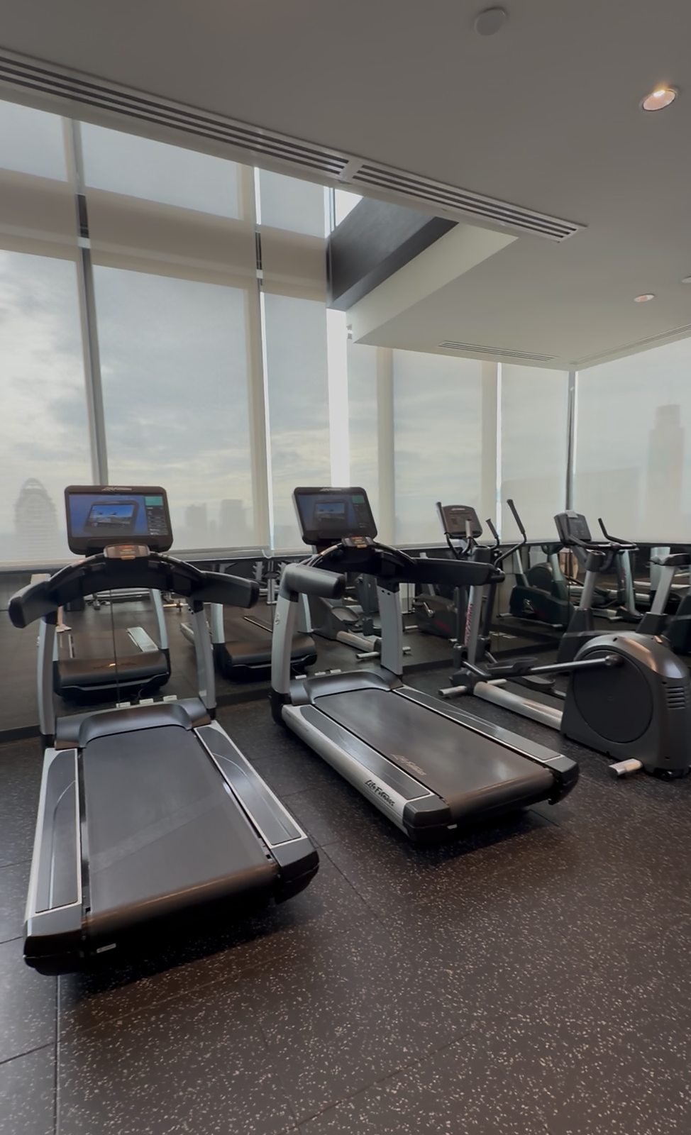 28 Chidlom: Fitness room treadmills