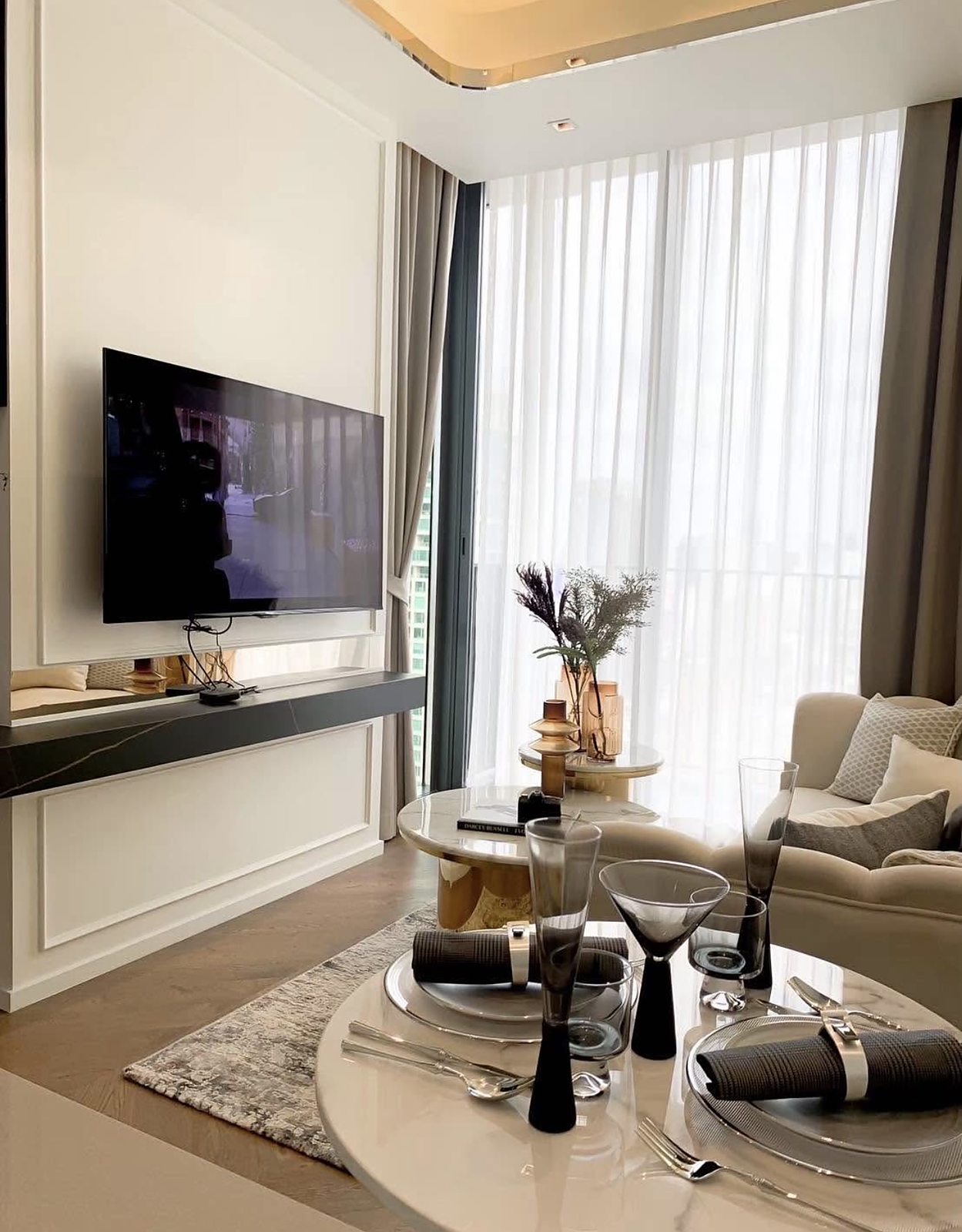 28 Chidlom: Living and dining area