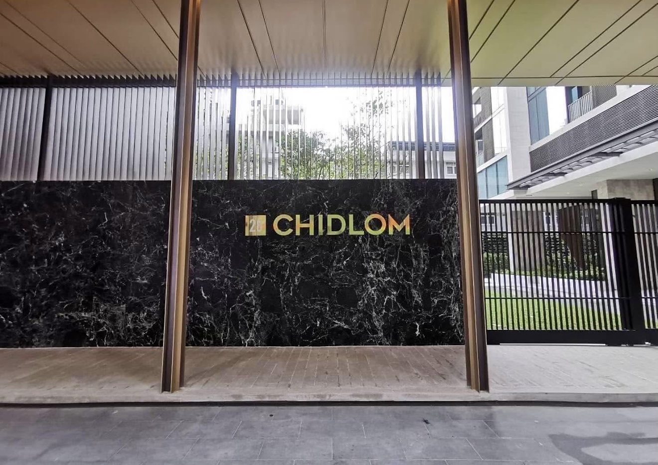 28 Chidlom: Building entrance sign