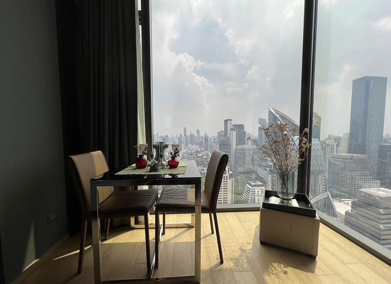 28 Chidlom: Dining area with city view