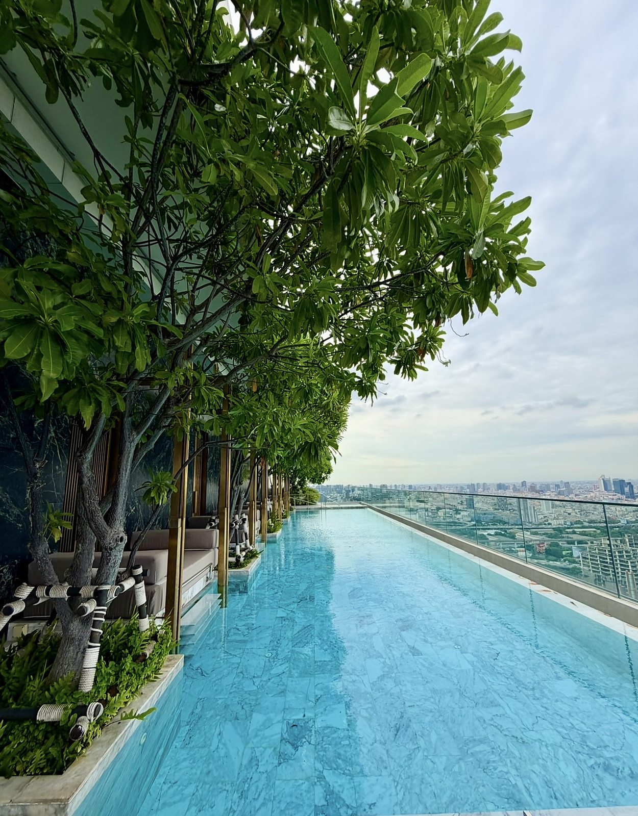 28 Chidlom: Rooftop swimming pool