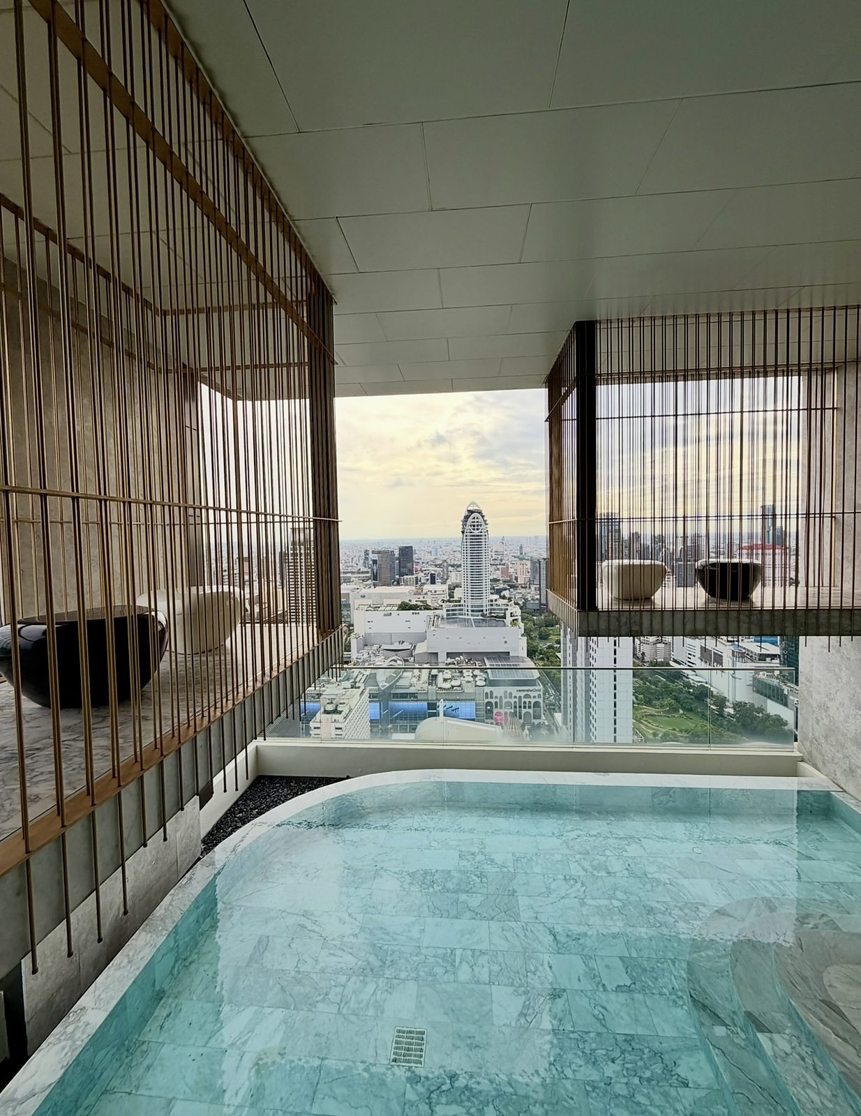 28 Chidlom: Swimming pool